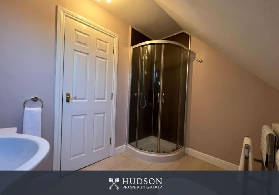 Telford Townhouse With Parking And Garden Exterior foto