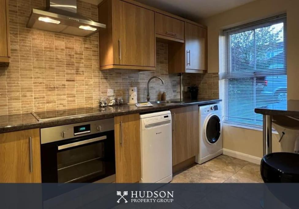 Telford Townhouse With Parking And Garden Exterior foto
