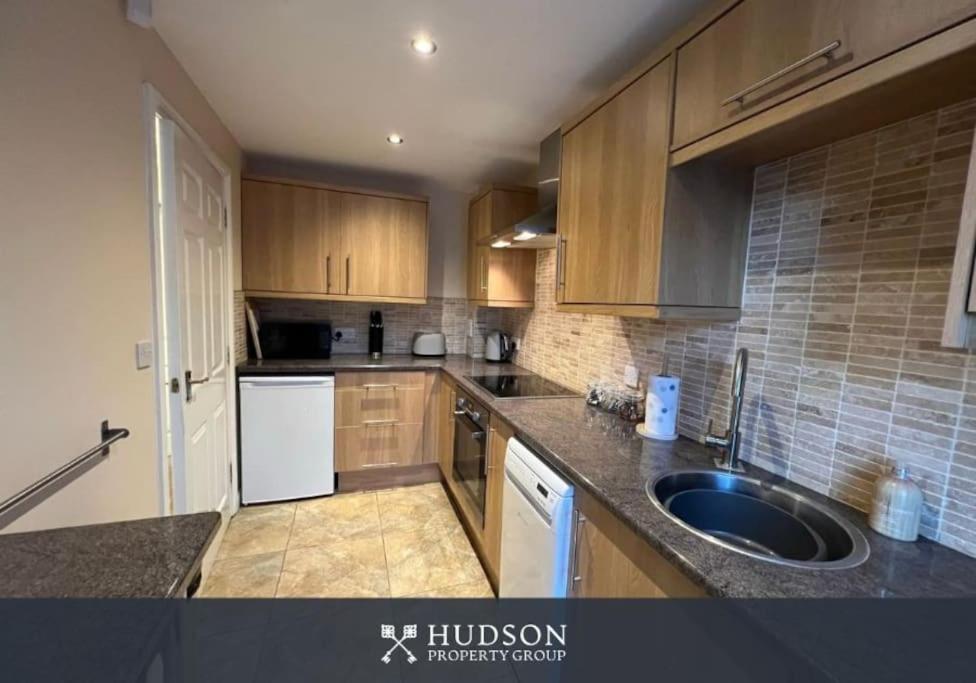 Telford Townhouse With Parking And Garden Exterior foto