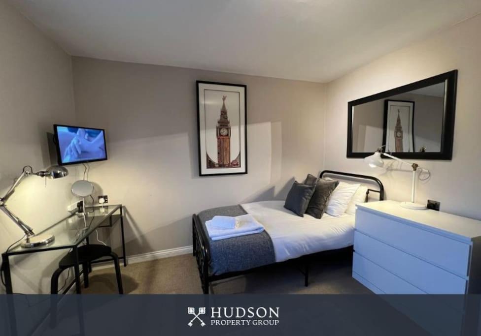 Telford Townhouse With Parking And Garden Exterior foto