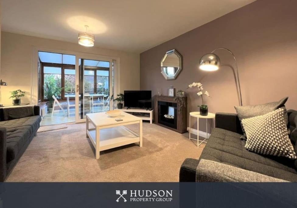 Telford Townhouse With Parking And Garden Exterior foto